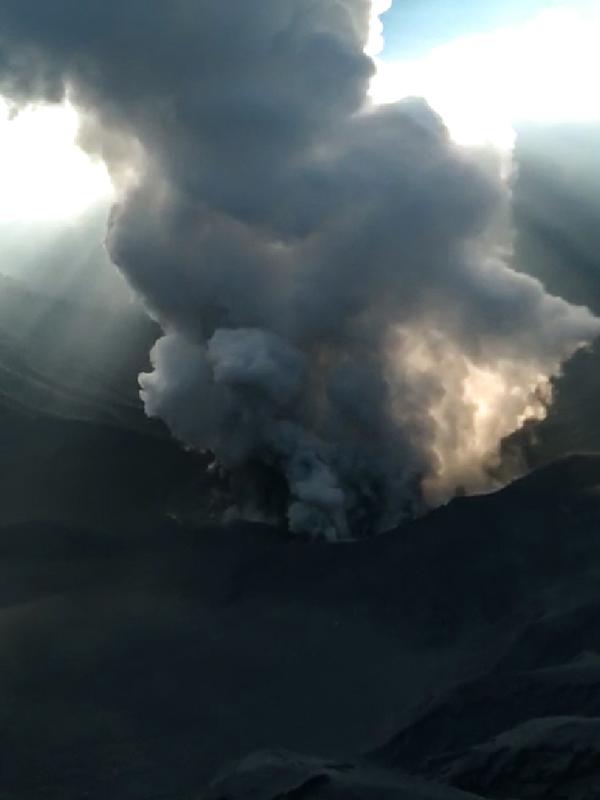 Abu letusan gunung berapi Tangkuban Perahu terlihat di Subang, Kabupaten Bandung Barat, provinsi Jawa Barat (26/7/2019). Gunung Tangkuban Parahu meletus. Lontaran abu mencapai ketinggian sekitar 200 meter. (AFP Photo/Timur Matahari)