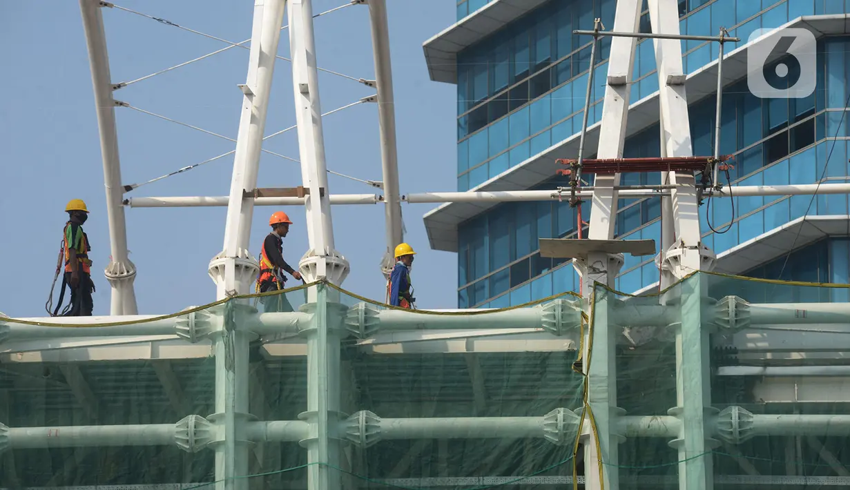 Pekerja menyelesaikan proyek pembangunan stasiun LRT Cawang-Gatot Soebroto, Jakarta, Jumat (26/6/2020). PT Adhi Karya (Persero) Tbk mencatat progres pembangunan jalur kereta api ringan atau light rail transit (LRT) Jabodebek tahap I telah mencapai 71,2% hingga 22 Mei 2020. (merdeka.com/Imam Buuhori)