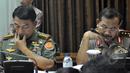 Jenderal TNI Moeldoko (kiri) dan Wakapolri Komjen Badrotin Haiti saat menghadiri rapat terbatas di Kantor Presiden, Komplek Istana Kepresidenan, Jakarta, Rabu (18/3/2015).(Liputan6.com/Faizal Fanani)