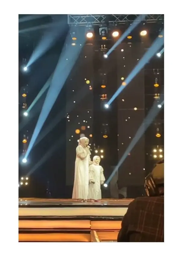 7 Potret Ashanty dan Arsy Hermansyah Pakai Baju Couple di Panggung, Kompak Banget