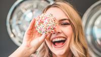 Ilustrasi gigi dan makanan manis, donat. (Photo by Courtney Cook on Unsplash)