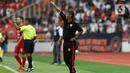 Pelatih Persija, Sergio Ricardo De Paiva Farias (kanan) memberi arahan pada timnya saat melawan Borneo FC pada laga pekan pertama Shopee Liga 1 Indonesia 2020 di Stadion Gelora Bung Karno, Jakarta, Minggu (1/3/2020). Persija unggul 3-2. (Liputan6.com/Helmi Fithriansyah)