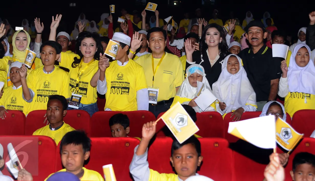 Ketua Umum Partai Golkar, Setya Novanto (tengah) mengangkat tangan jelang nonton bareng film Iqro bersama 1000 anak yatim di Jakarta, Minggu (12/2). Acara ini untuk memperingati Maulid Nabi Muhammad SAW. (Liputan6.com/Helmi Fithriansyah) 