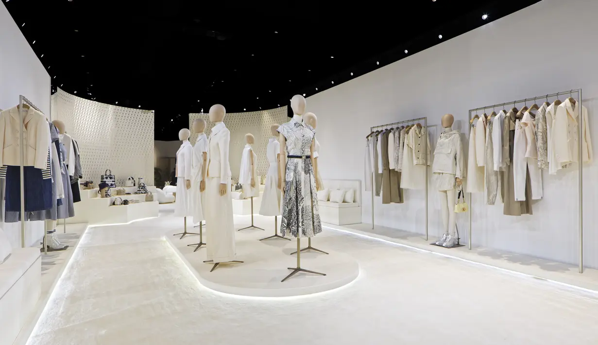 Maria Grazia Chiuri merancang detail dengan detail elemen-elemen Yunani dan mencampurkannya dengan pertukaran budaya yang khas. Beragam siluet segar, muda dan kekinian pun hadir dalam koleksi busana.