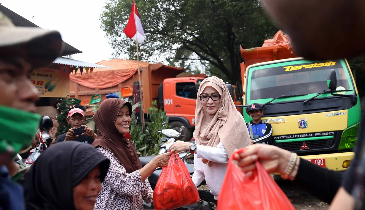 Mantan istri Pasha Ungu itu melihat para pekerja yang sering menggunakan busana orange itu merupakan kumpulan orang yang mulia. Apa jadinya kalau tidak ada petugas kebersihan. (Nurwahyunan/Bintang.com)