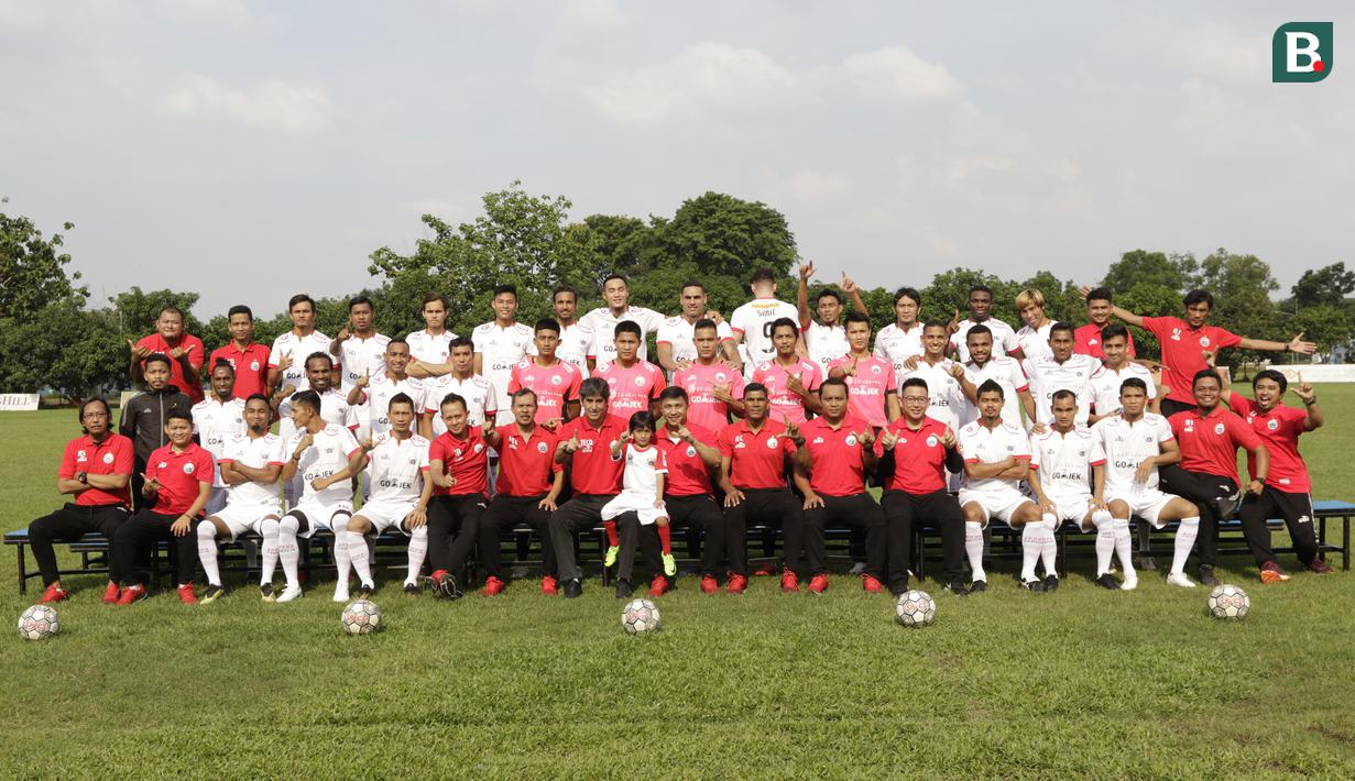Pemain Persija Jakarta melakukan sesi foto sebelum latihan jelang laga Liga 1 di Lapangan Sutasoma, Jakarta, Jumat (07/12). Persija akan berhadapan dengan Mitra Kukar. (Bola.com/M Iqbal Ichsan)