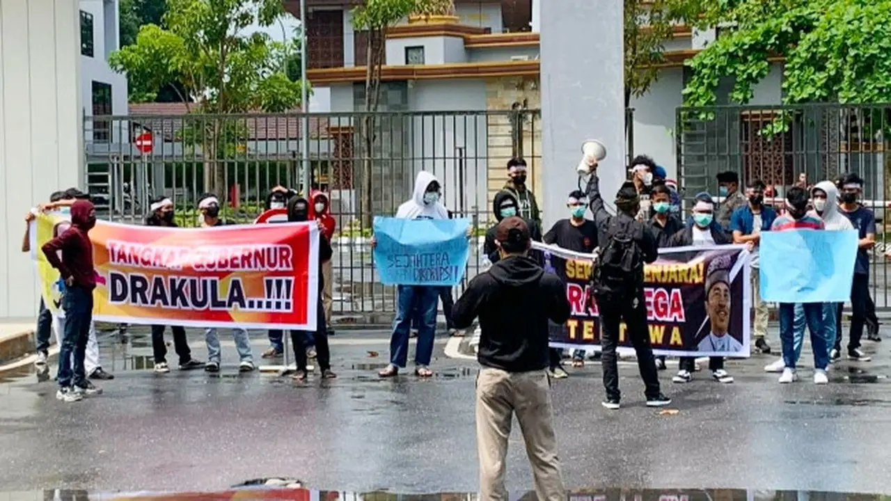 Demonstrasi mahasiswa di Kejati Riau terkait lambannya penanganan korupsi bansos Siak.