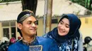 Tidak hanya memiliki suara merdu, penampilannya saat berhijab juga menuai banyak pujian dari warganet.Bersama suami mengenakan busana adat dan memadukan dengan hijab biru serasi dengan pakaian yang dikenakan. [Instagram/khrisnashakti]