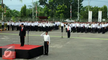 Ratusan karyawan BUMN dari berbagai instansi mengikuti upacara peringatan kemerdekaan Indonesia ke-71 di Terminal BMM, Manokwari, Papua Barat, Rabu (17/8). Upacara dipimpin Dirut PT Pertamina, Dwi Soetjipto. (Liputan6.com/Helmi Fithriansyah)