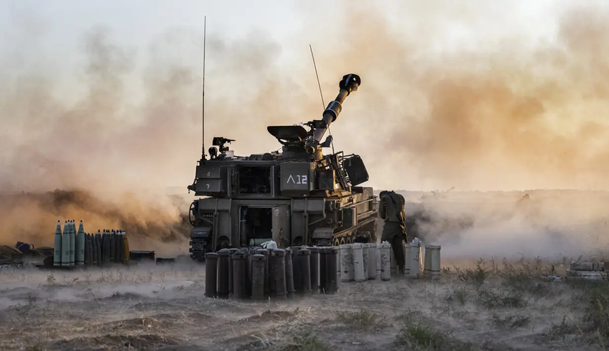 Unit artileri Israel menembakkan peluru ke arah sasaran di Jalur Gaza di perbatasan Gaza-Israel, Rabu (19/5/2021). Jumlah penduduk Jalur Gaza yang tewas akibat serangan Israel sampai saat ini mencapai 228 orang. (AP Photo/Tsafrir Abayov)