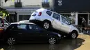 Sejumlah mobil yang tersapu akibat banjir yang melanda Kota Ajaccio di Prancis (11/6/2020). Banjir yang disebabkan oleh hujan lebat pada tengah hari itu telah menghanyutkan sejumlah kendaraan di Kota Ajaccio. (AFP/Pascal POCHARD-CASABIANCA)