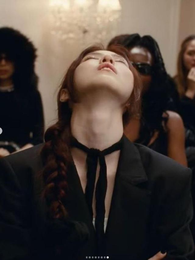 6 Potret Han So Hee di Balik Layar Syuting 'Seven' Jungkook BTS