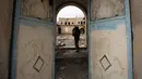 Tentara Irak memeriksa kondisi Gereja St. George Monastery (Mar Guguis) yang rusak parah di Mosul, 22 Januari 2017. Salah satu gereja bersejarah di Irak tersebut tak luput dari pengerusakan yang dilakukan kelompok radikal ISIS. (AHMAD AL-RUBAYE/AFP)