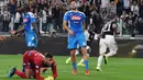 Striker Juventus, Gonzalo Higuain, merayakan gol yang dicetaknya ke gawang Napoli pada laga Serie A di Stadion Allianz, Turin, Sabtu (31/8). Juventus menang 4-3 atas Napoli. (AFP/Alessandro di Marco)