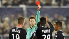Wasit asal Prancis, Francois Letexier saat ini tengah menjadi sorotan usai keputusan kontroversialnya dengan memberi dua hadiah penalti yang merugikan Witan Sulaeman dkk saat menjadi pengadil pada laga play-off Olimpiade Paris 2024 antara Timnas Indonesia U-23 menghadapi Guinea U-23 (9/5/2024). Sebenarnya, wasit bersertifikat FIFA tersebut nyatanya memang dikenal penuh kontroversi saat memimpin laga-laga di kompetisi Eropa. Berikut sedikit profil dan beberapa keputusan kontroversialnya di Eropa. (AFP/Nicolas Tucat)