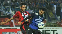 Striker Arema Cronus, Sunarto dikawal ketat pemain Persipura Jayapura, Ricardo Salampessy dalam laga yang berakhir dengan skor 0-0 pada lanjutan grup B Torabika Bhayangkara Cup di Stadion I Wayan Dipta, Minggu (27/3/2016). (Bola.com/Iwan Setiawan)