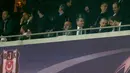 Presiden Turki Recep Tayyip Erdogan (ketiga kanan depan) menyaksikan pertandingan antara Besiktas JK melawan FC Porto pada Grup G Liga Champions di Vodafone Park di Istanbul (21/11). Besiktas dan Porto bermain imbang 1-1. (AP Photo / Lefteris Pitarakis)