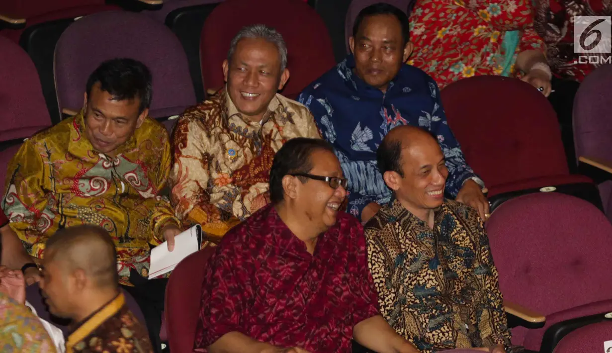 Wakil Menteri ESDM, Arcandra Tahar (kanan) dan Menteri Koperasi dan UKM Anak Agung Gede Ngurah Puspayoga hadir dalam rangka merayakan HUT Ketua Umum PDIP Megawati Soekarnoputri, Jakarta, Selasa (23/1). (Liputan6.com/Faizal Fanani)