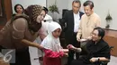 Ketua Dewan Pendiri Yayasan Pendidikan Soekarno Rachmawati Soekarnoputri memberikan santunan kepada anak yatim dalam acara buka puasa bersama di Kampus Universitas Bung Karno (UBK), Jakarta, Senin (6/6). (Liputan6.com/Immanuel Antonius)