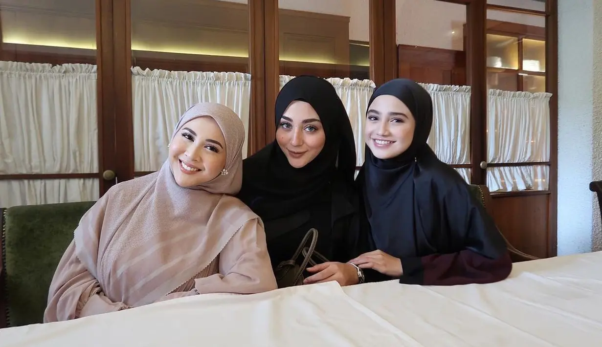 Ada juga Margin Wieheerm dengan gamis dan hijab serba hitamnya.  [@marginw]