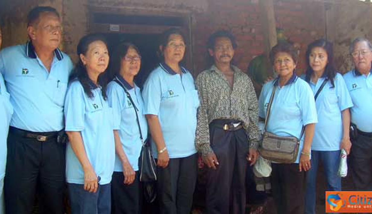 Citizen6, Ponorogo: Anggota Yayasan Bhakti Persatuan foto bersama salah satu penduduk yang mengalami gangguan jiwa.(Pengirim:Aprilia)