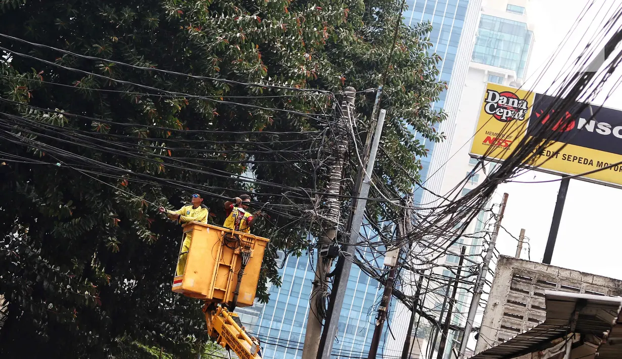 Pembenahan yang dilakukan berupa perapian kabel agar tidak menjuntai dan berantakan. (Liputan6.com/Angga Yuniar)