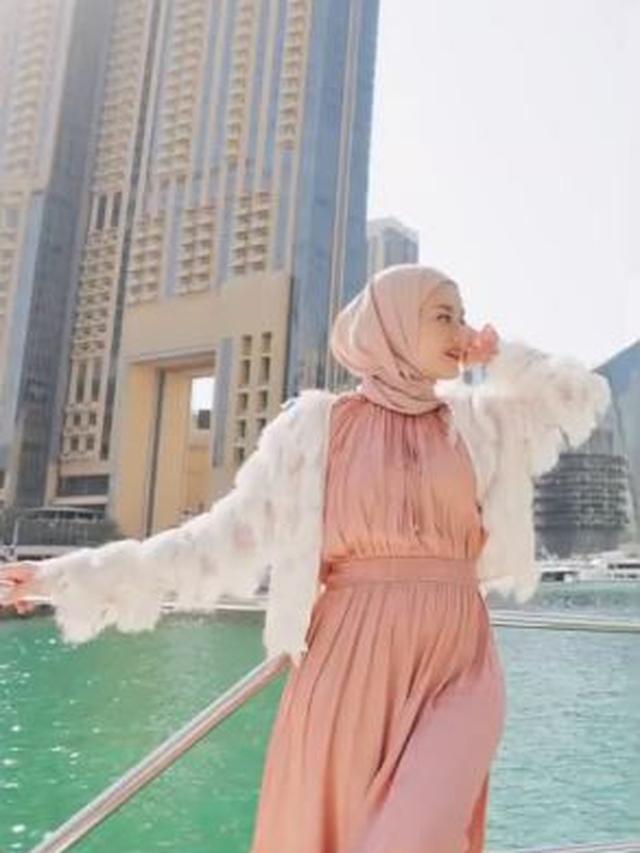 6 Momen Seru Dinda Hauw di Dubai, Kerja Sambil Liburan