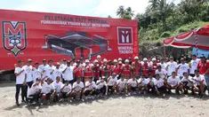 Seluruh pemain dan official Malut United menghadiri acara peletakan batu pertama pembangunan Stadion Malut United Arena di Kota Sofifi, Maluku Utara, Senin (14/8/2023). Stadion Malut United Arena dibangun di atas tanah seluas 6 hekta yang akan menjadi markas Laskar Kieraha dengan kapasitas 25 ribu hingga 30 ribu penonton. (Bola.com/Okie Prabhowo)