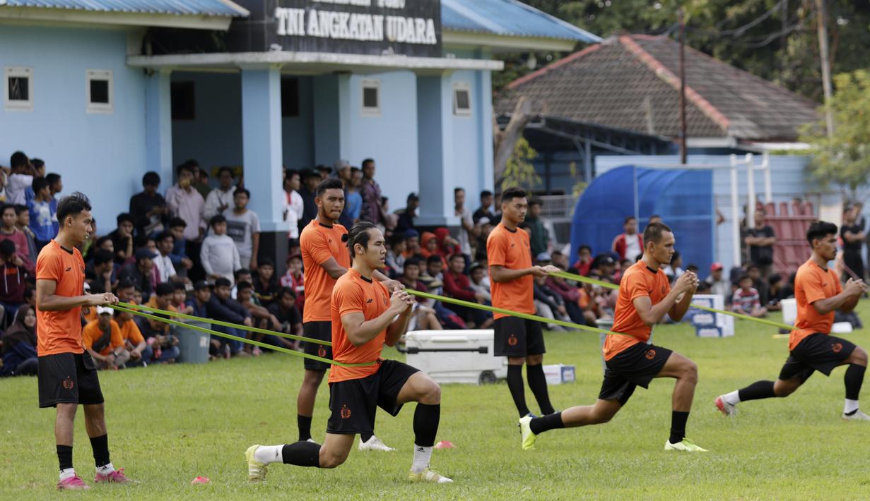 Pemain Persija Jakarta saat melakukan latihan di Lapangan Sutasoma, Jakarta, Jumat (17/1/2020). Gelandang Timnas Indonesia ini menjadi rekrutan baru Macan Kemayoran untuk mengarungi Liga 1 musim depan. (Bola.com/M Iqbal Ichsan)