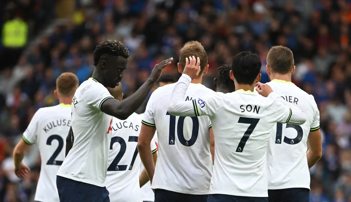 Striker Tottenham Hotspur, Harry Kane (tengah) berselebrasi dengan rekan satu timnya setelah mencetak gol ke gawang Rangers pada pertandinga persahabatan di Stadion Ibrox di Glasgow (23/7/2022). Kane mencetak dua gol dan mengantar Tottenham menang tipis atas Rangers 2-1. (AFP Photo/Andy Buchanan)