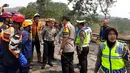 Polisi bersama petugas pemadam kebakaran menyelamatkan korban kecelakaan maut di ruas Tol Cipularang Kilometer 92, Purwakarta, Jawa Barat, Senin (2/9/2019). Arus lalu lintas mengalami kemacetan akibat kecelakaan maut Cipularang. (Liputan6.com/HO/Humas Polda)