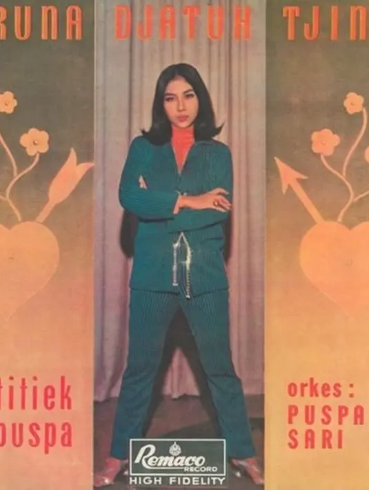 Popularitasnya pun meroket, sering menghiasi sampul-sampul majalah kenamaan. Banyak yang mengatakan bahwa kecantikan Titiek Puspa di masa muda tak lekang oleh waktu, bahkan disebut-sebut mirip dengan penyanyi muda berbakat, Isyana Sarasvati. (Liputan6.com/IG/@titiekpuspa_official)