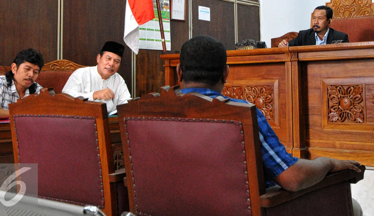 Suasana sidang lanjutan praperadilan praperadilan Mantan Gubernur Papua, Barnabas Suebu di PN Jakarta Selatan, Rabu (1/7/2015). Tampak kuasa hukum pengugat memberikan pertanyaan kepada Barnabas Suebu. (Liputan6.com/Yoppy Renato)