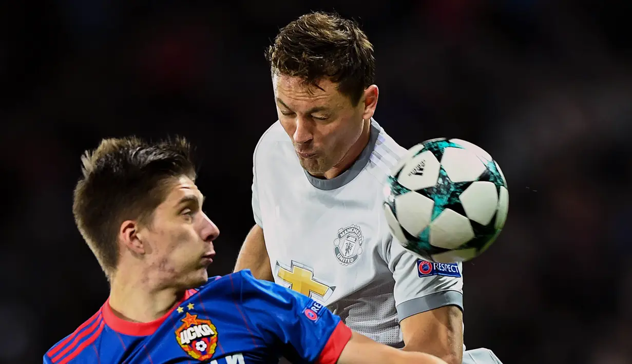 Striker CSKA Moscow, Zhamaletdinov, duel udara dengan gelandang Manchester United, Nemanja Matic, pada laga Liga Champions di Stadion VEB Arena, Moskow, Rabu (27/9/2017). CSKA kalah 1-4 dari MU. (AFP/Yuri Kadobnov)
