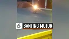 EMOSI, EMAK-EMAK BANTING MOTORNYA DI TENGAH JALAN