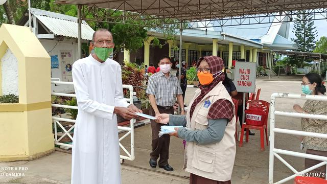Relawan Prokes Membagikan Masker di Merauke, Papua