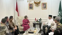 Jajaran pimpinan dari PT Surya Citra Media (SCM) dan PT Elang Mahkota Teknologi (Emtek Group) melakukan silaturahmi ke Kantor Pengurus Besar Nahdlatul Ulama (PBNU) di Jalan Kramat Raya, Senen, Jakarta Pusat, Selasa (21/1/2025). (Winda Nelfira).
