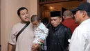 Sejak di rumah duka, Said Bajuri memang tampak sudah ikhlas melepas kepergian sang istri. Ia terus menggendong sang buah hati berada di dekapannya sambil menemani jenazah Alyah di kediamannya tadi malam. (Deki Prayoga/Bintang.com)