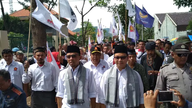 Maman Imanulhaq dan Jefry Romdonny saat mendaftar ke KPUD (Liputan6.com/Panji)