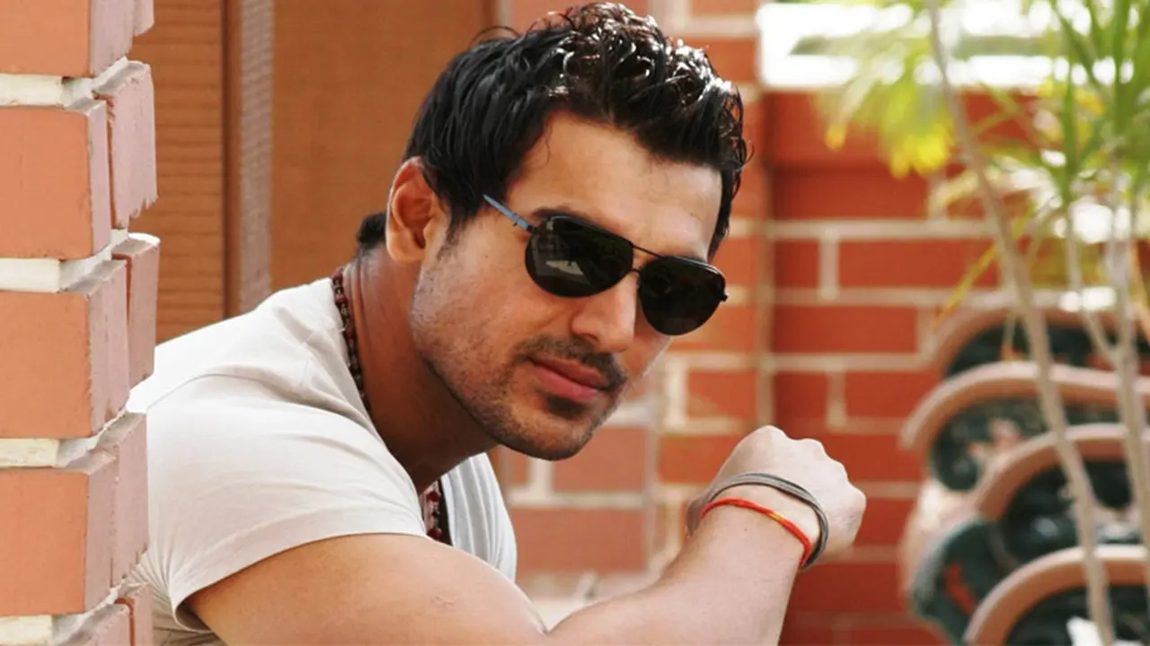Cedera, John Abraham Tunda Syuting Dua Judul Film Sekaligus