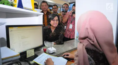 Menkeu Sri Mulyani Indrawati meninjau kegiatan pelaporan SPT pajak penghasilan (PPh) di kantor pelayanan Pajak, Jakarta, Jumat (29/3). Sri Mulyani mengecek langsung proses laporan SPT dengan batas pelaporan SPT untuk orang pribadi adalah per 31 Maret 2019. (Liputan6.com/Angga Yuniar)