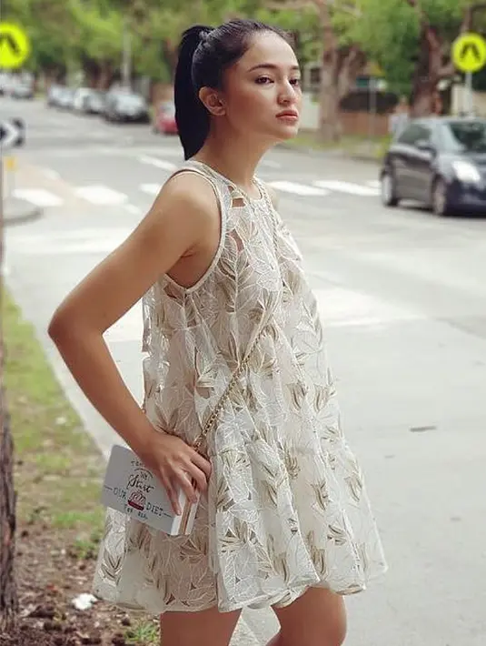 Di kesehariannya, Marshanda pun juga hobi memakai mini dress. Coba lihat, ia memakai mini dress putih yang bermotif dedaunan. Wajahnya makin cantik dengan rambut yang dibuat bergaya ponytail. (Instagram/marshanda99)