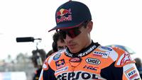 Pembalap Repsol Honda, Marc Marquez saat menunggu start MotoGP Indonesia 2023 yang berlangsung di Sirkuit Mandalika, Lombok, NTB, Minggu (15/10/2023). Marquez lagi-lagi gagal finis pada kesempatan keduanya tampil di Indonesia. Ia terjatuh di tikungan ke-13 saat lap kedelapan. Sementara itu, The Baby Alien mengalami highside saat sesi kualifikasi pada tahun lalu. (AFP/Sonny Tumbaleka)