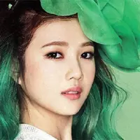 Penampilan merupakan salah satu hal yang penting bagi seorang idol K-pop. Salah satunya adalah dengan mewarnai rambut mereka. Beberapa di antara mereka pernah mewarnai rambutnya menjadi hijau. (Foto: redvelvet.wikia.com)