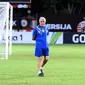 Pelatih Persib, Mario Gomez saat mengecek kondisi lapangan jelang lanjutan Go-Jek Liga 1 Indonesia 2018 bersama Bukalapak di Stadion PTIK, Jakarta, Jumat (29/6). Persib akan melakoni laga melawan Persija, (30/6). (Liputan6.com/Helmi Fithriansyah)