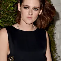 Gaya rambut ala Kristen Stewart memang sedikit berantakan tetapi terlihat keren dan stylish. (AFP/Bintang.com)