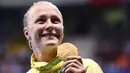 Perenang Swedia Sarah Sjostrom berpose di podium dengan medali emas renang nomor 100 meter gaya kupu-kupu yang diraihnya pada Olimpiade 2016 di Rio de Janeiro, Minggu (7/8). Sjostrom memecahkan rekor dunianya atas namanya sendiri (AFP PHOTO/Martin BUREAU)