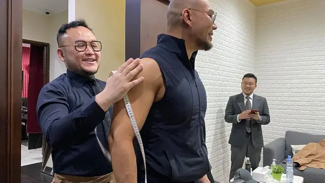 Samuel Wongso mengunggah foto sedang mengukur tubuh Deddy Corbuzier di akun Instagram terverifikasi miliknya. (https://www.instagram.com/p/CEblHE1FkJv/)