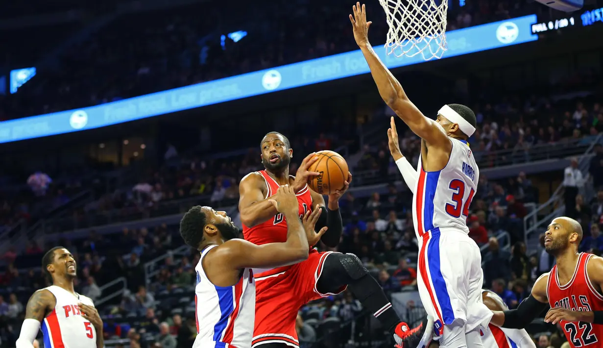 Pemain Chicago Bulls, Dwyane Wade #3 berusaha melewati hadangan pemain Detroit Pistons  pada laga NBA di Auburn Hills, (07/12/2016). (Reuters/Aaron Doster-USA TODAY Sports)