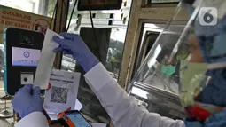 Petugas melayani pengunjung di Kebun Raya Bogor, Jawa Barat, Selasa (7/7/2020). Kebun Raya Bogor dan Kebun Raya Cibodas kembali dibuka untuk umum dengan protokol kesehatan pencegahan penyebaran pandemi COVID-19. (Liputan6.com/Herman Zakharia)